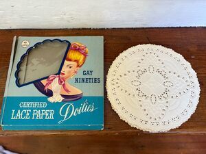 Vintage Gay Nineties Brand Lace Paper 8 in Doilies + Box